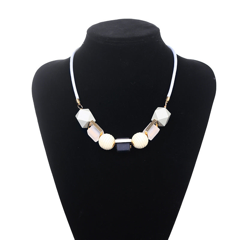 COLLAR COLGANTE de madera de colores