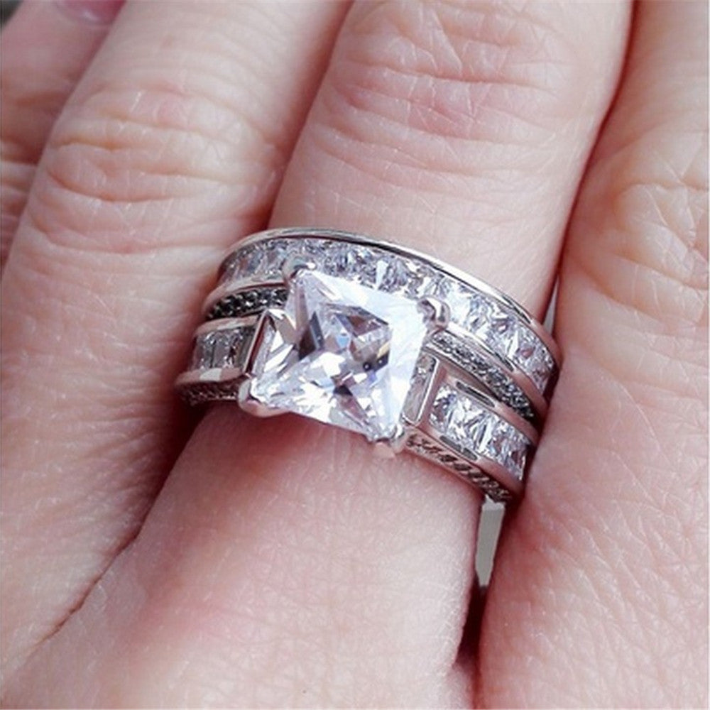 Un par de anillos de boda con circón