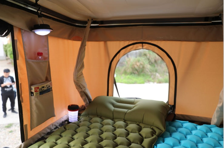 Colchoneta inflable de nido de abeja para acampar al aire libre