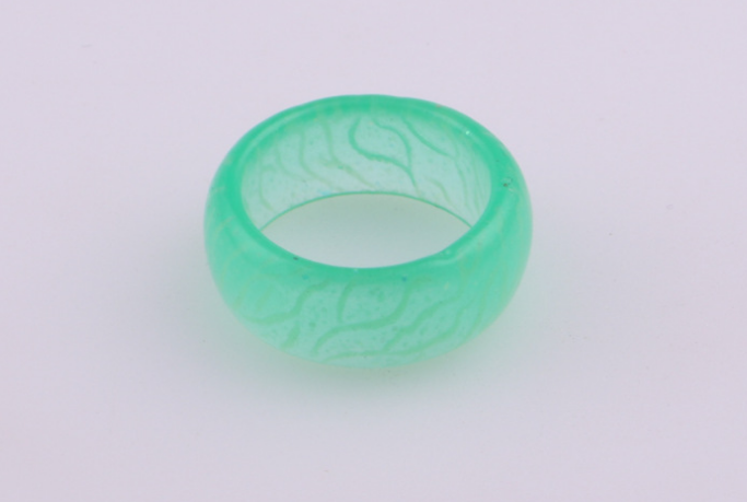 Anillo de resina luminoso de moda