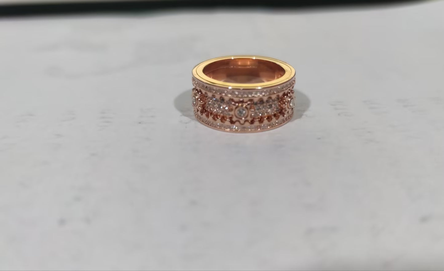 Con incrustaciones de piedra incrustada con engranaje de diamante de yeso vibrato giratorio para hombres y mujeres el mismo anillo