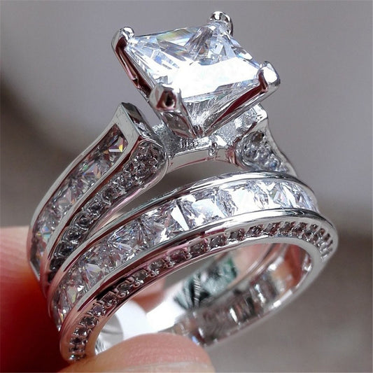 Un par de anillos de boda con circón