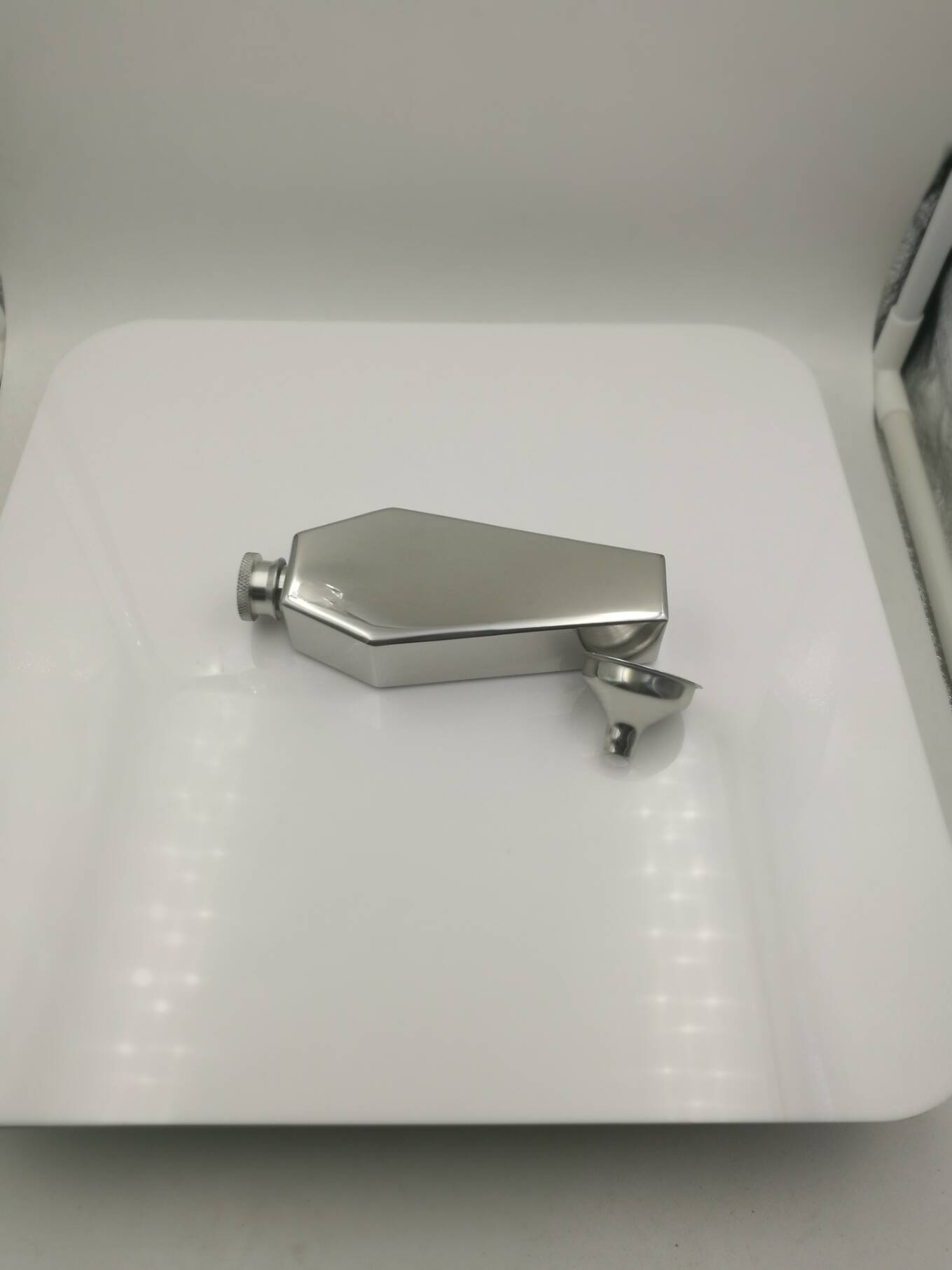 Stainless steel flagon