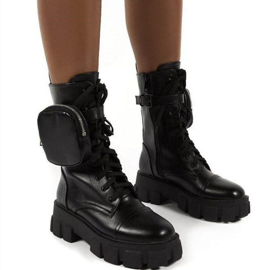 Bolso con correa y botas gruesas con suela