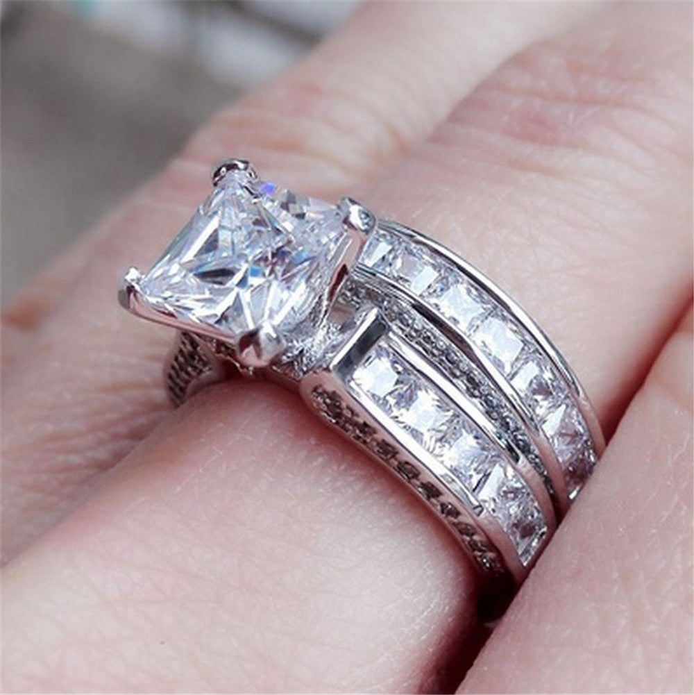 Un par de anillos de boda con circón