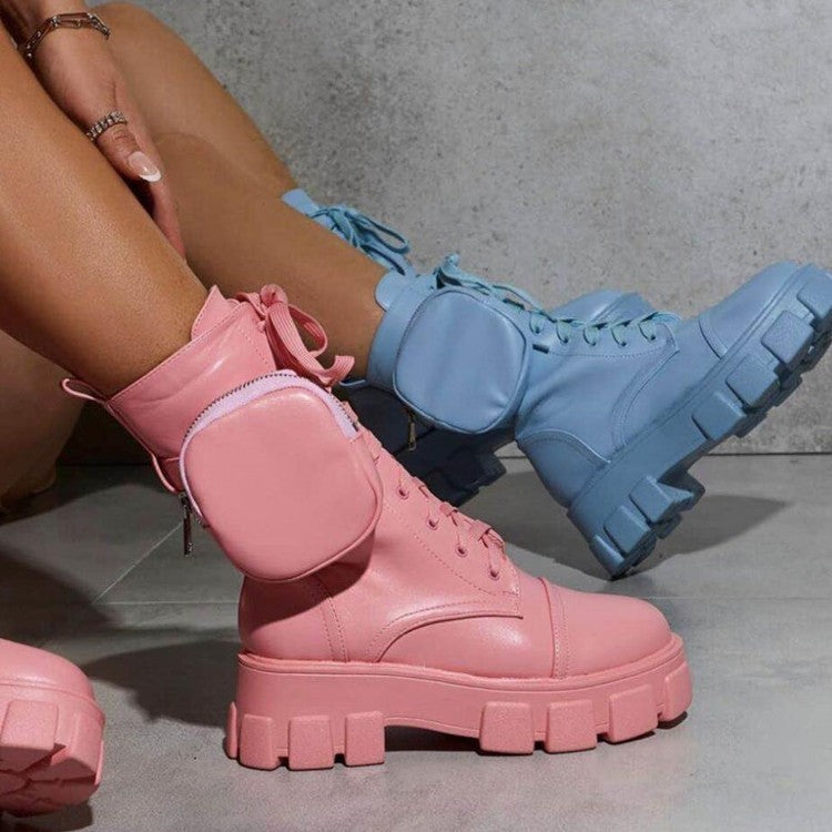 Bolso con correa y botas gruesas con suela