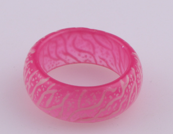 Anillo de resina luminoso de moda