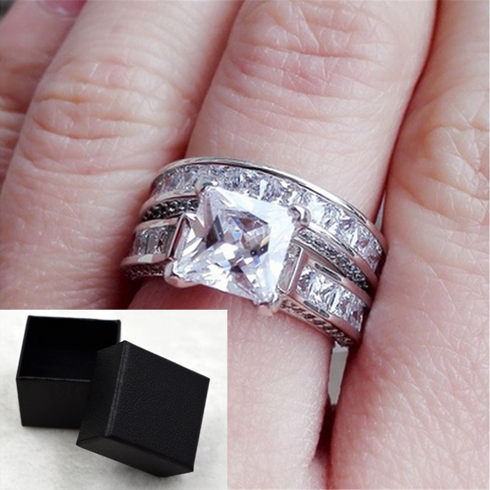 Un par de anillos de boda con circón