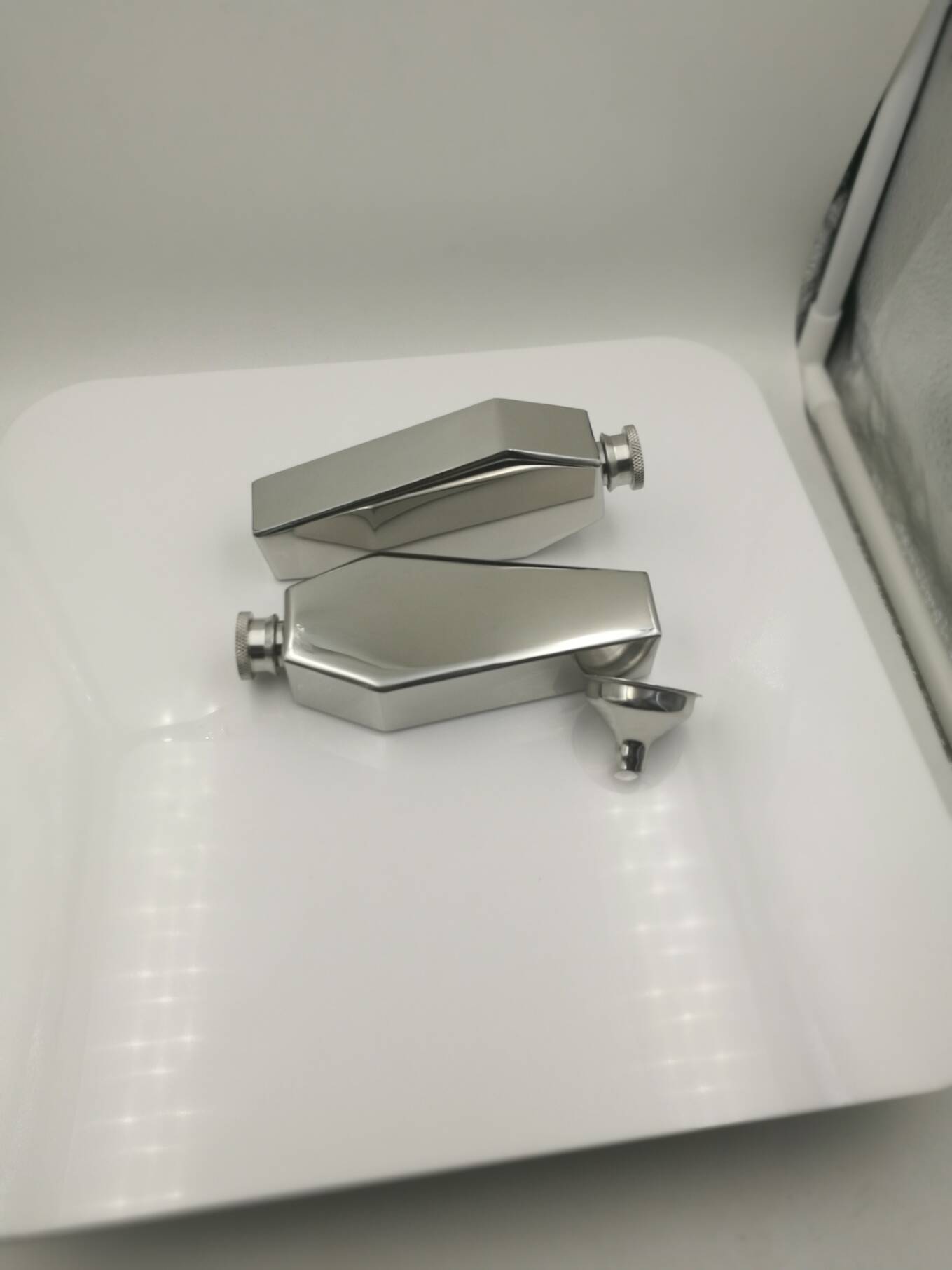 Stainless steel flagon