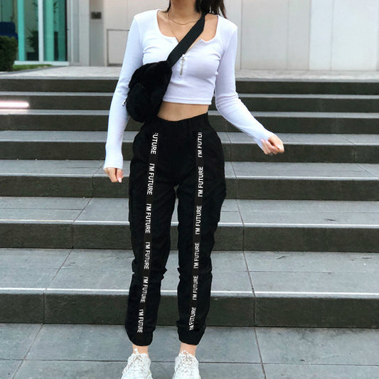 Pantalones casuales de alfabeto con puntadas de cinta