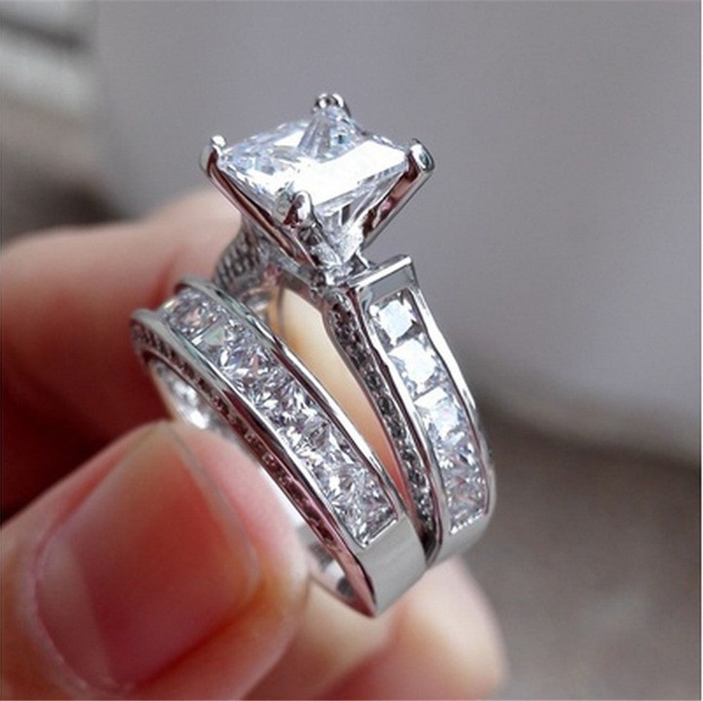 Un par de anillos de boda con circón