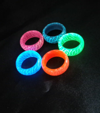 Anillo de resina luminoso de moda