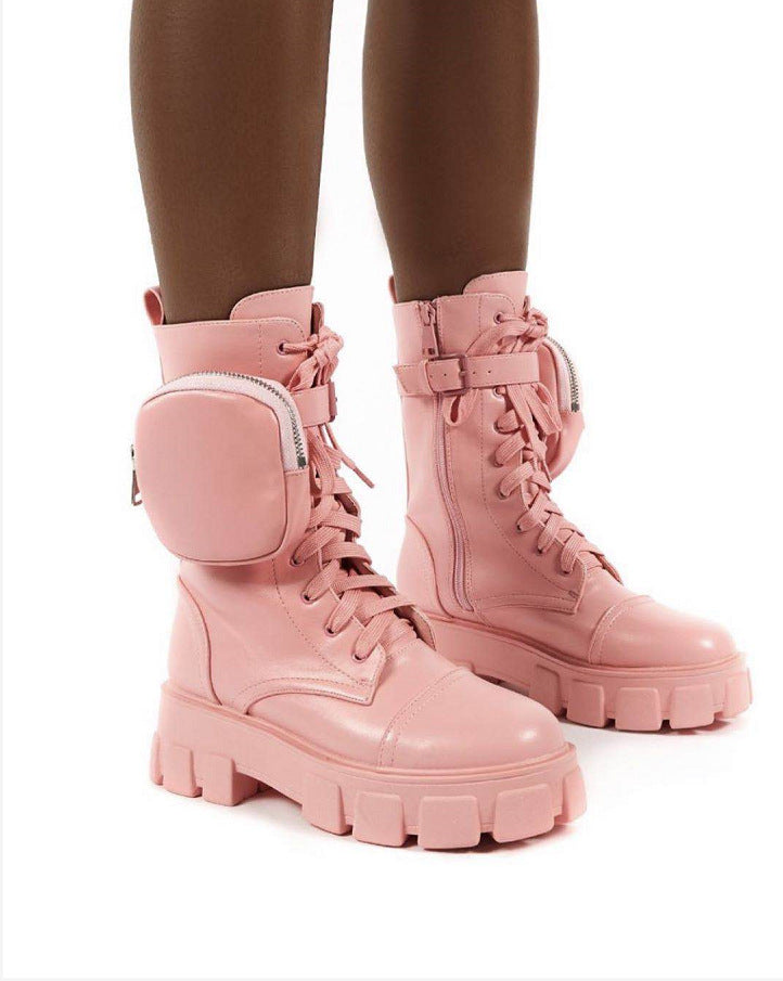 Bolso con correa y botas gruesas con suela