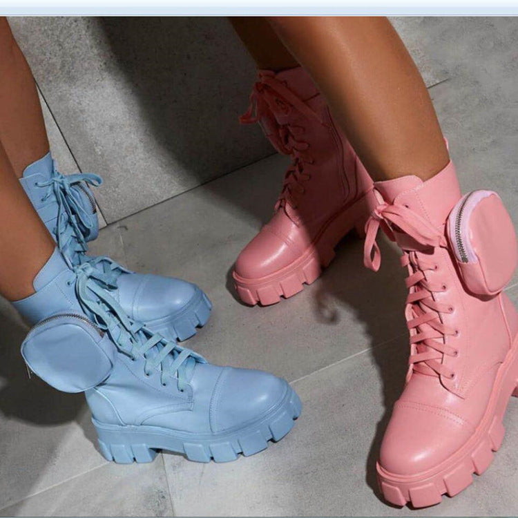 Bolso con correa y botas gruesas con suela
