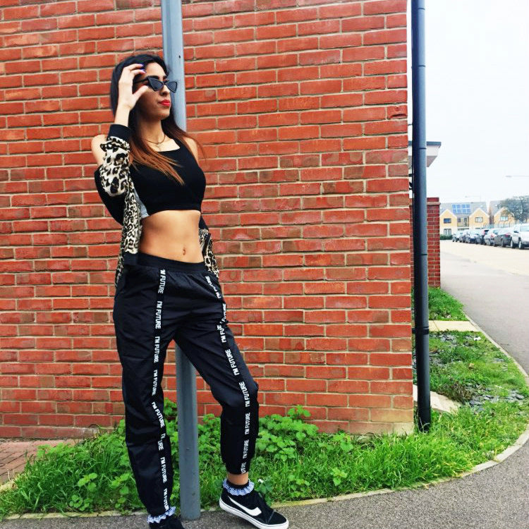 Pantalones casuales de alfabeto con puntadas de cinta