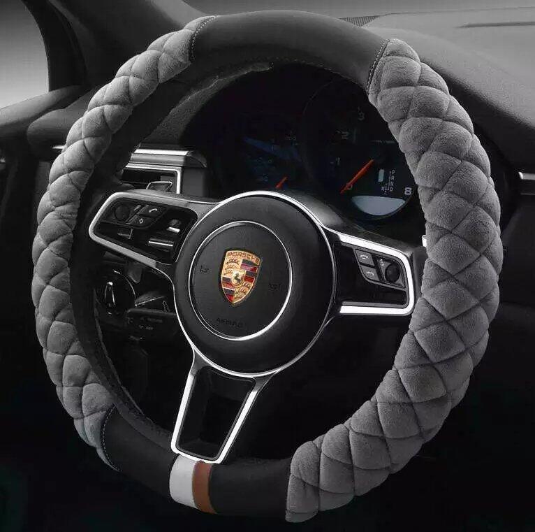 Cubierta del volante de felpa del coche