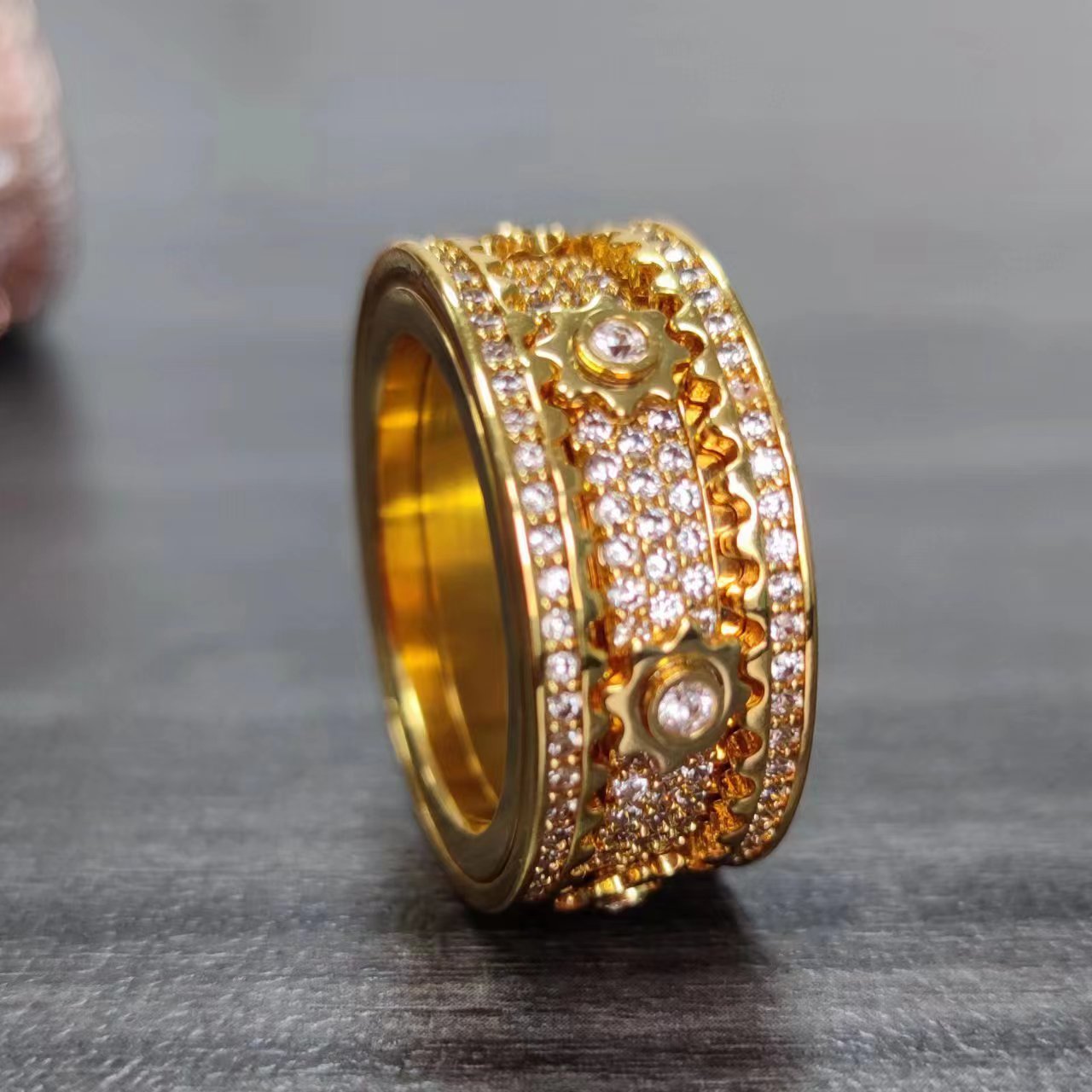 Con incrustaciones de piedra incrustada con engranaje de diamante de yeso vibrato giratorio para hombres y mujeres el mismo anillo